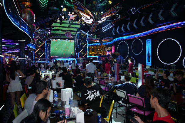 Hàng trăm khán giả chăm chú theo dõi trận đấu do 12bet tổ chức