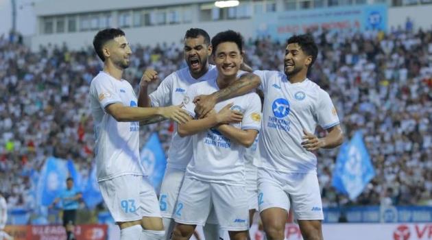 Nam Định “càn quét” mọi danh hiệu V-League trong tháng Năm.