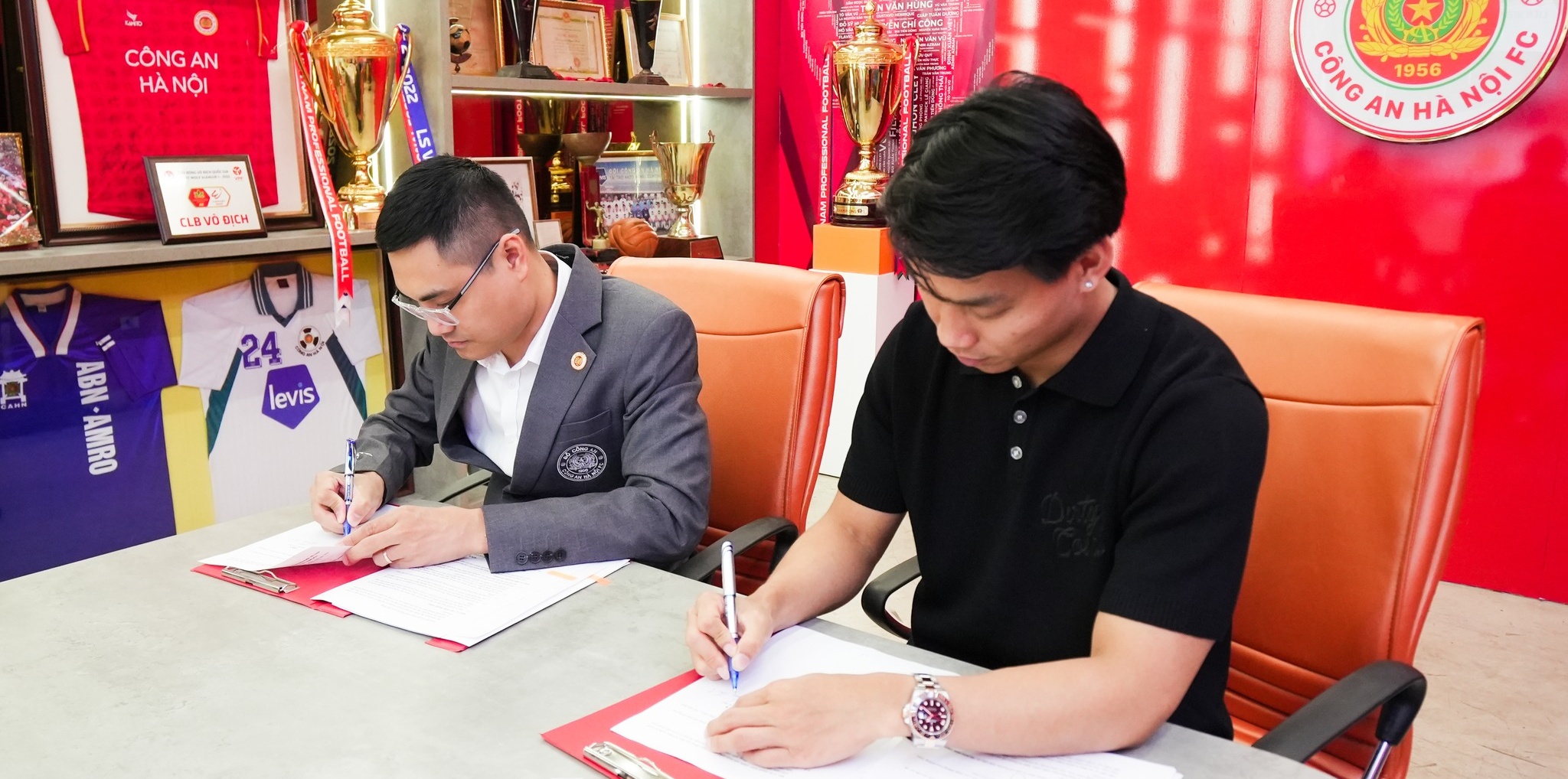 Chiếc đồng hồ đắt giá trên tay trái của Vũ Văn Thanh. Ảnh: CLB CAHN.