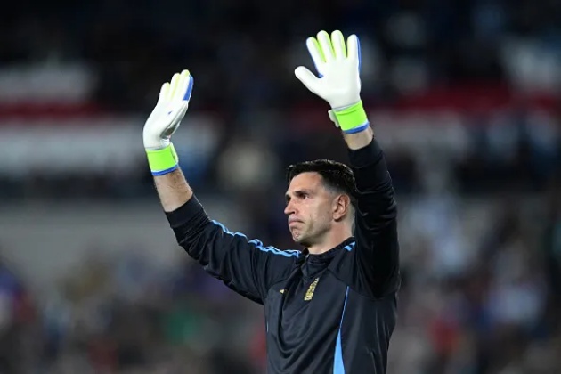 Emiliano Martinez đang chờ lời đề nghị từ Man Utd