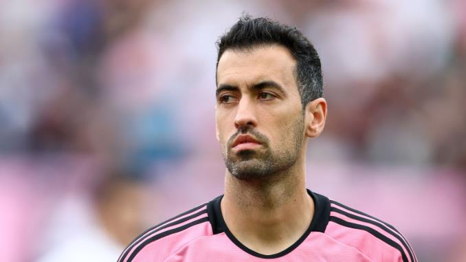 Sergio Busquets vẫn sát cánh cùng Messi và Suarez.