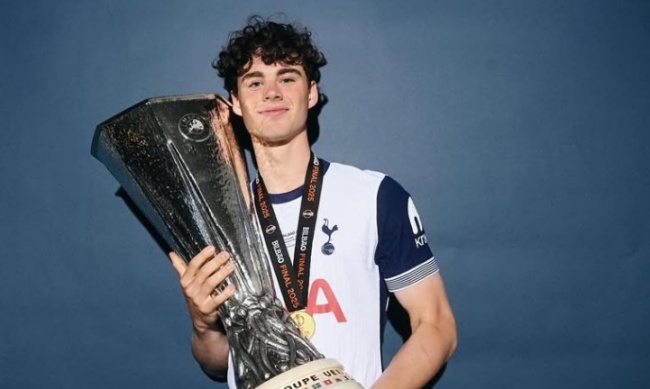 Archie Gray với danh hiệu Europa League.