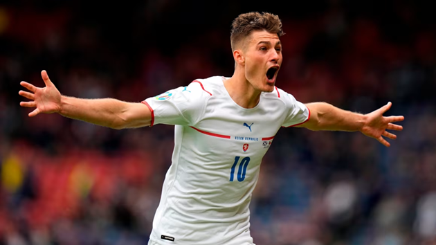 Ngày này năm xưa: Patrik Schick và cú sút vẽ nên cầu vồng không tưởng tại EURO