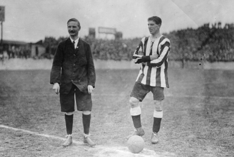 McCracken và trọng tài C.R. Hall chuẩn bị cho trận đấu gặp Woolwich Arsenal tại Plumstead, tháng 9 năm 1912.