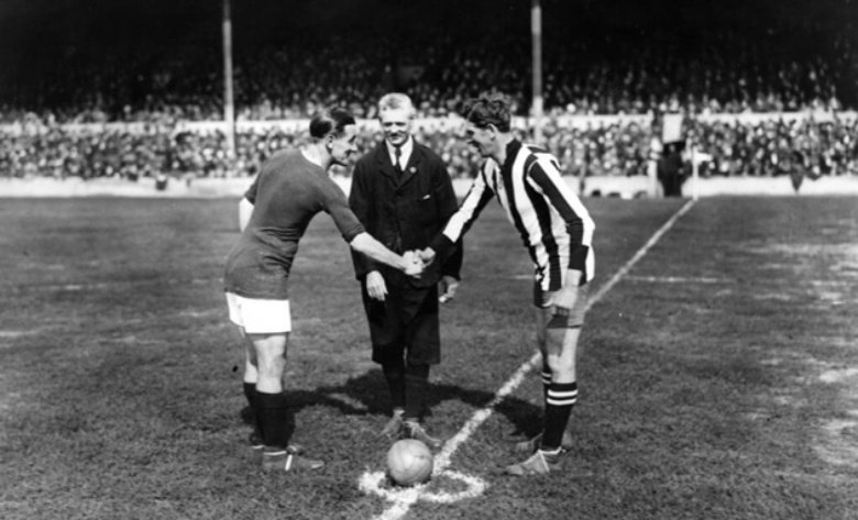 McCracken bắt tay đội trưởng Arsenal - Joe Shaw khi bóng đá trở lại vào tháng 8 năm 1919.