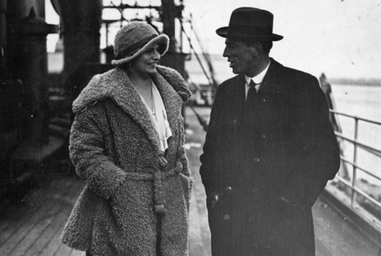 McCracken trò chuyện với Meta Seinemeyer của Công ty Opera Đức trên con tàu ‘President Roosevelt’ tại Southampton năm 1923.