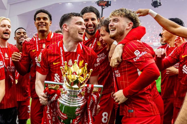 Robertson với danh hiệu vô địch Premier League.