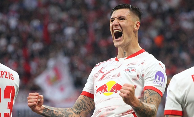 Bayern giành Sesko với Arsenal