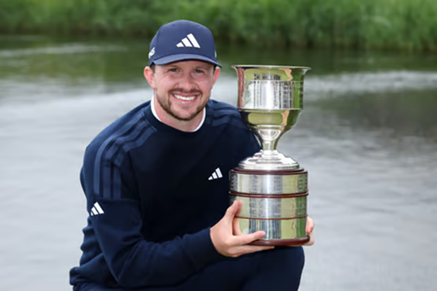Connor Syme khoe chiếc cúp sau khi vô địch giải KLM Open lần thứ 105 tại sân The International ở Amsterdam vào cuối tuần trước.
