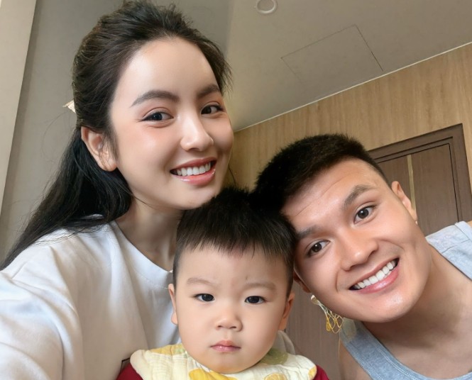 Quang Hải tặng bà xã Chu Thanh Huyền món quà đắt giá từ Malaysia