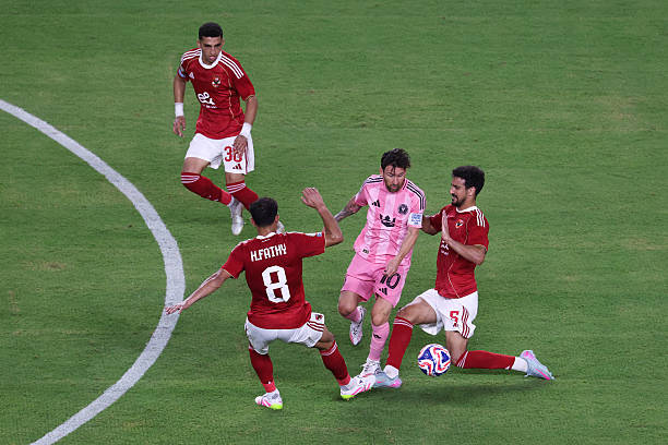 Messi gặp khó trong trận ra quân.