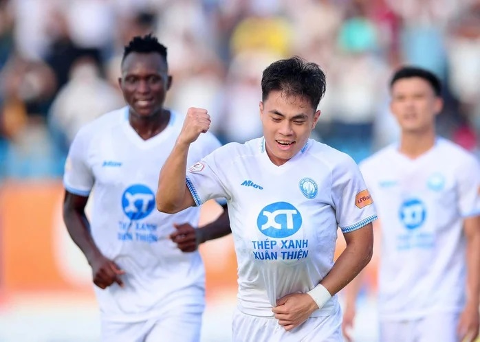 Cục diện V.League sau vòng áp chót: Nam Định vô địch; Đua trụ hạng gay cấn