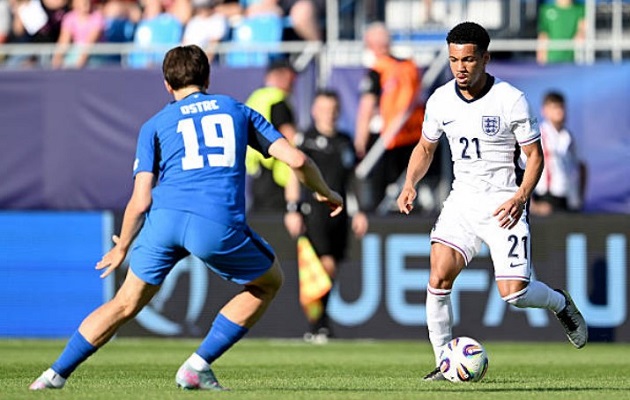 Nwaneri vô duyên trước khung thành U21 Slovenia.