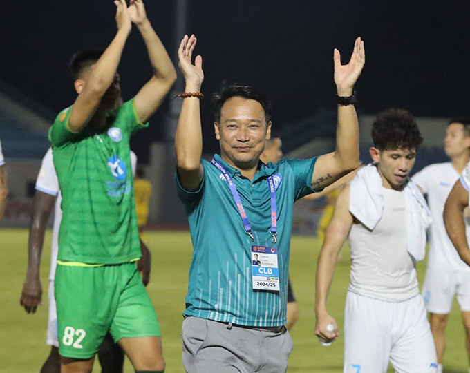 HLV Vũ Hồng Việt giúp Nam Định vô địch V-League (Ảnh: Bongdaplus).