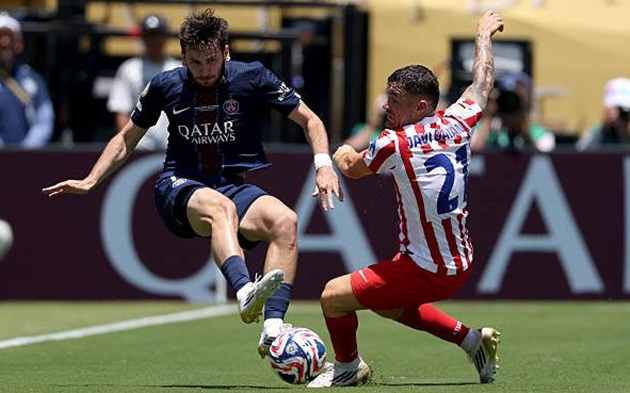 Khvicha Kvaratskhelia liên tục "làm khổ" hàng phòng ngự Atletico Madrid.