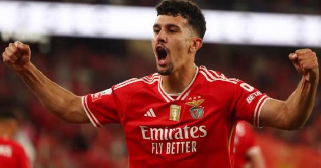 Araujo được Liverpool săn đón.