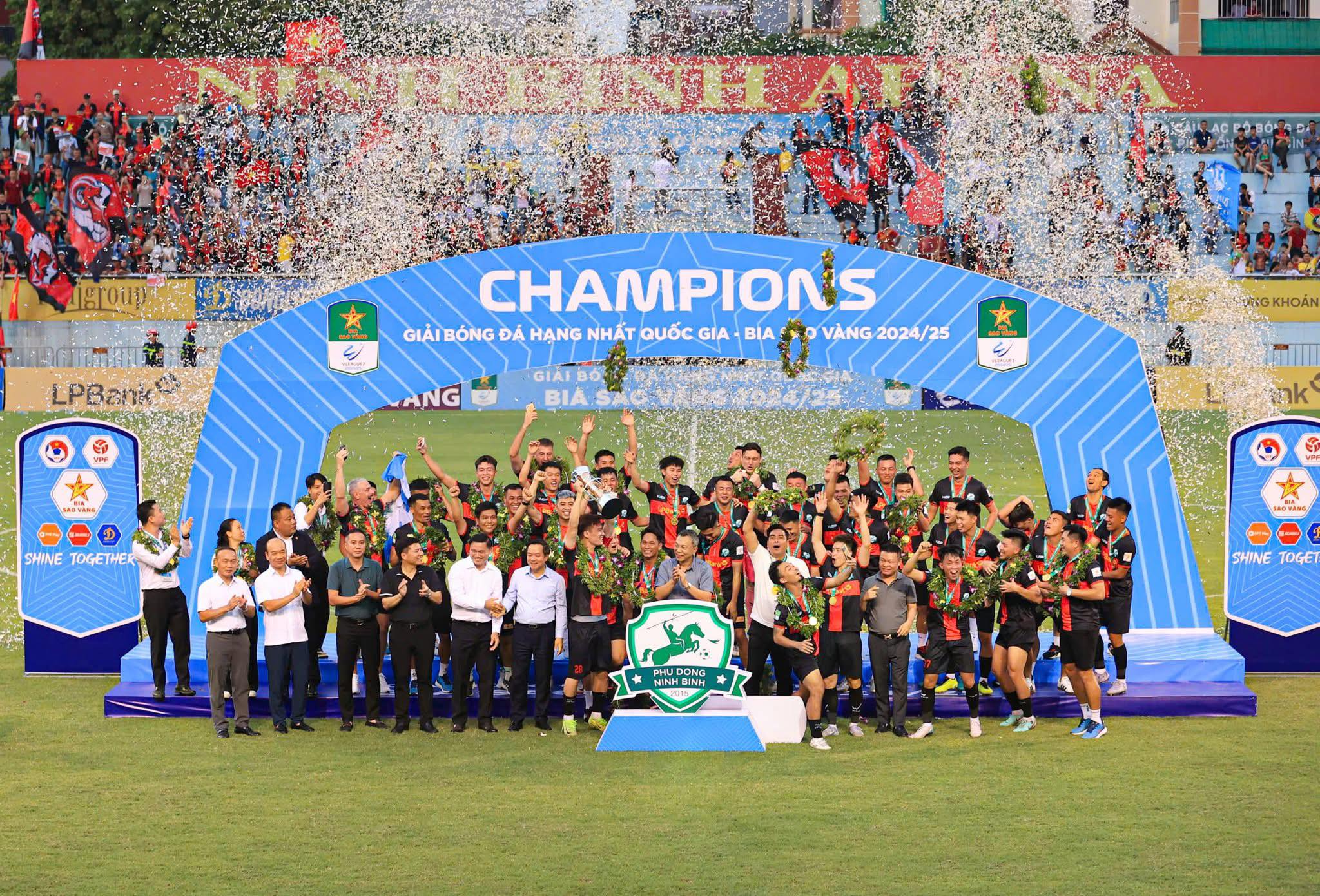 Chia tay Việt Thắng, đón HLV Barca B: Bước đi đầy tiếc nuối nhưng cần thiết của Ninh Bình