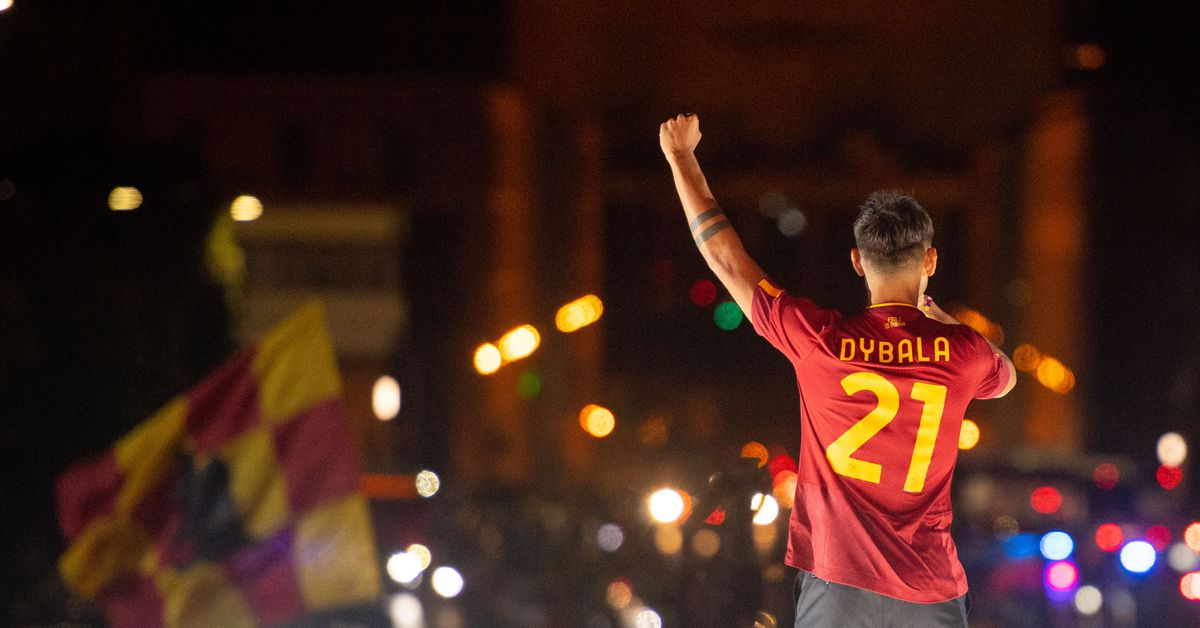 Từ trụ cột của Juve, Dybala trở thành người hùng của thành Rome.