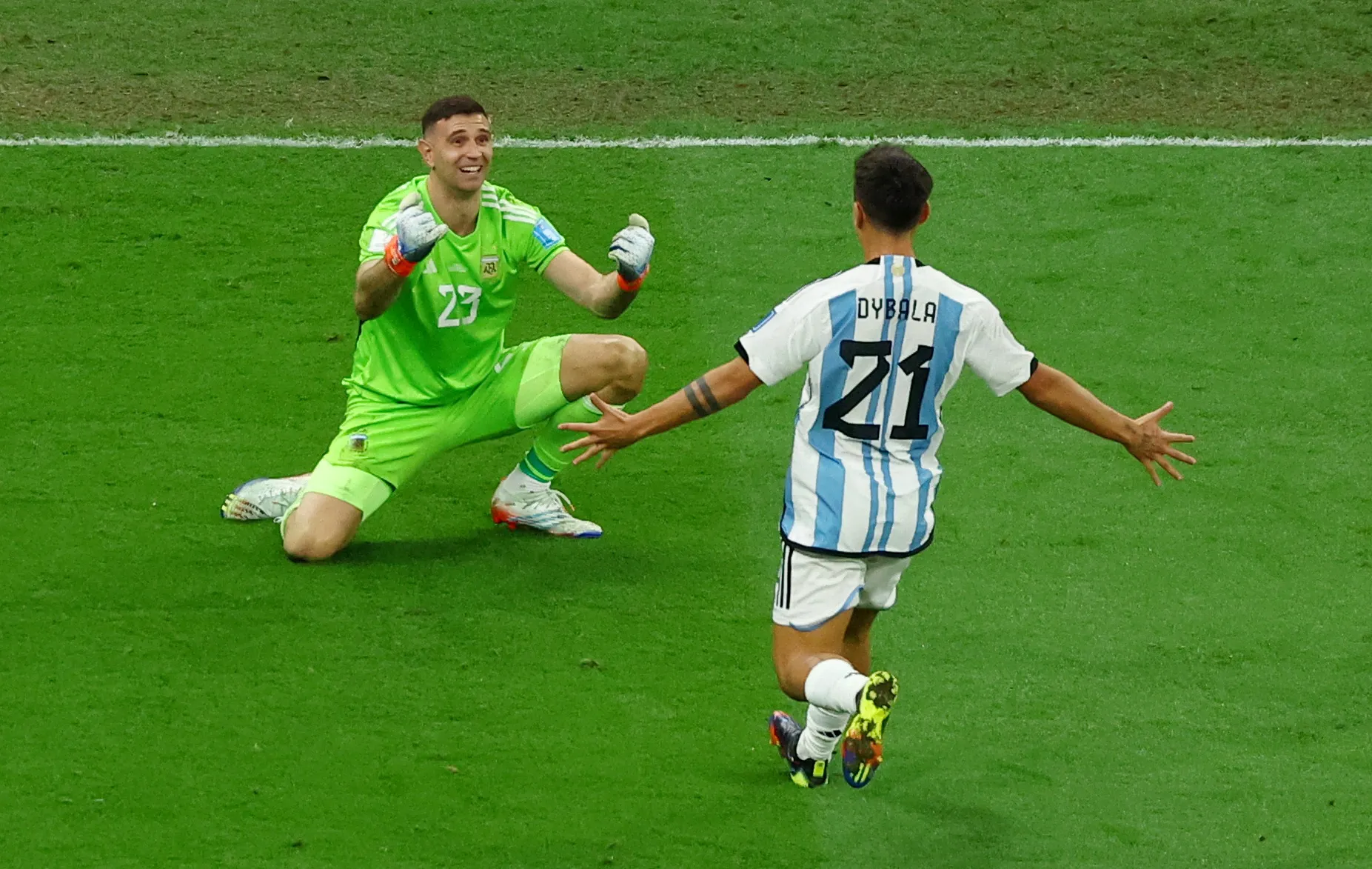 Dybala ăn mừng cùng Martinez.