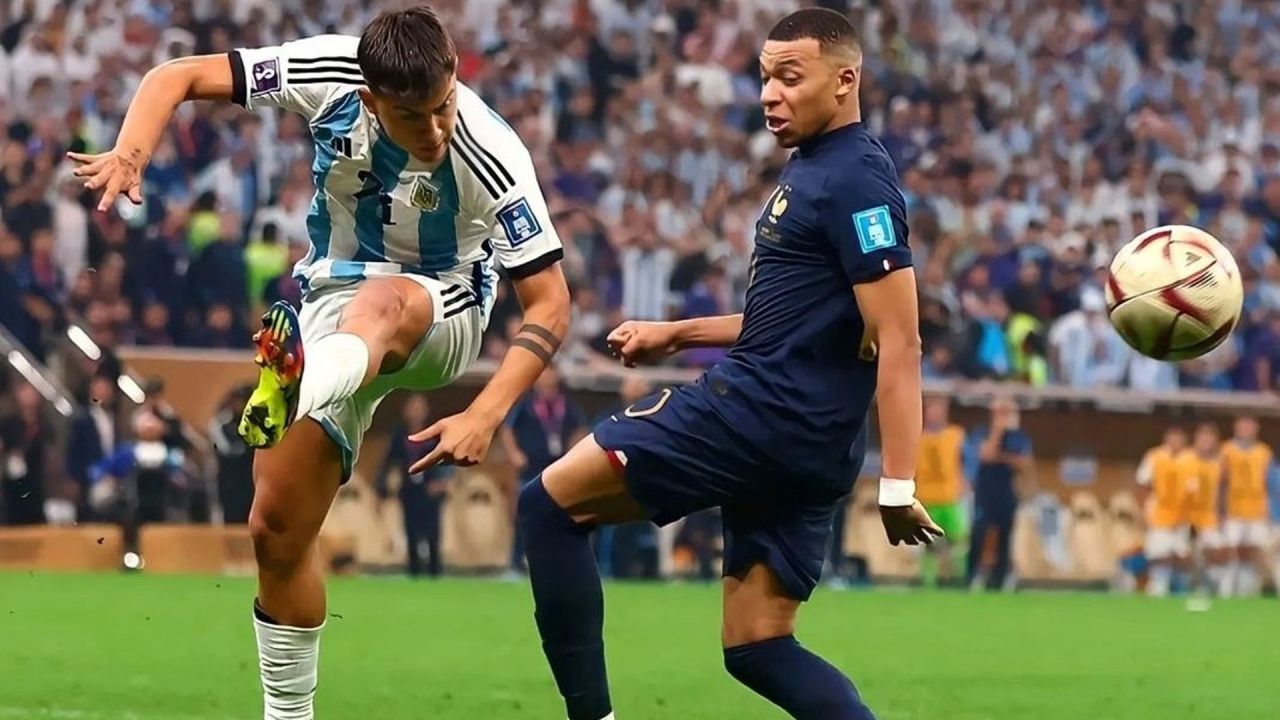 Dybala phá bóng trước mũi giày Mbappe.