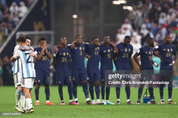 Dybala ôm Messi trong những giây phút vinh quang của Argentina.