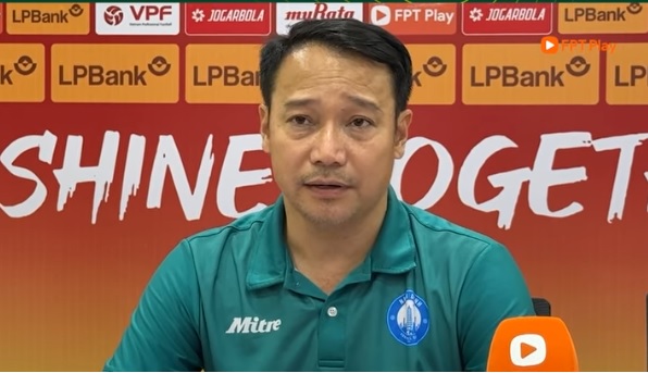 HLV Vũ Hồng Việt đã đưa Nam Định đến ngôi vương.