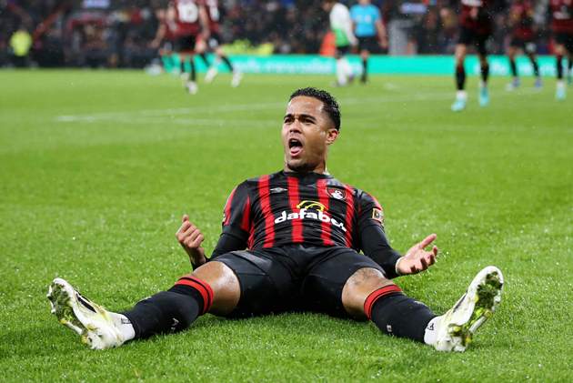 Justin Kluivert được Quỷ đỏ săn đón.