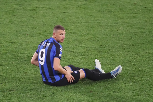 Dzeko đạt thỏa thuận miệng với Fiorentina, chuẩn bị trở lại Serie A