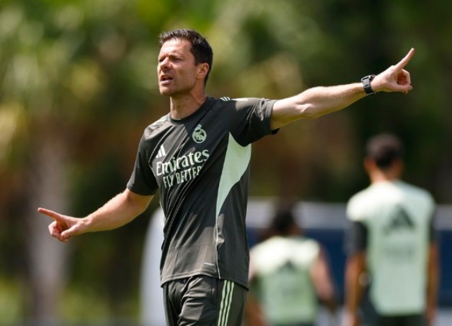 Xabi Alonso chỉ đạo các học trò.