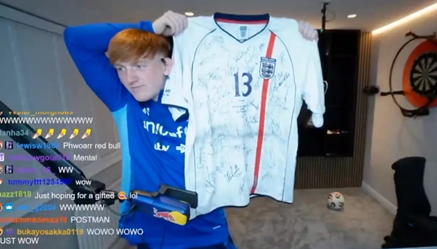 Streamer Angry Ginge khoe áo đấu kỷ niệm sau trận từ thiện ở sự kiện Soccer Aid.