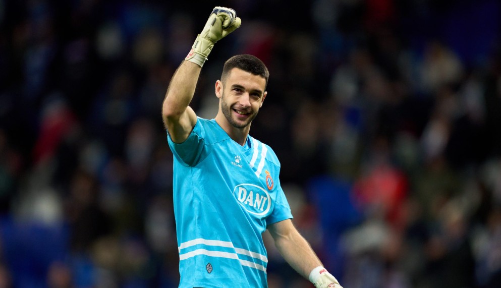 Joan Garcia trả lời câu hỏi về tin đồn gia nhập Barcelona