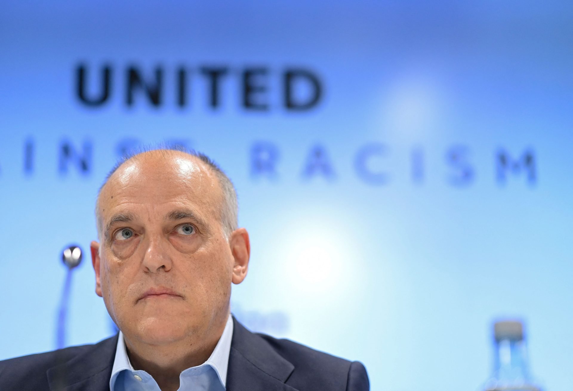 Tebas không khoan nhượng với Barca trong các quy tắc tài chính.