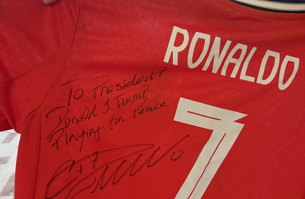 Ronaldo tặng áo đấu có chữ ký cho Donald Trump
