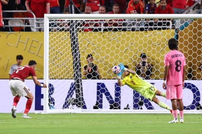Tranh đá penalty, sao Al Ahly "sút bay" gần 3 tháng lương