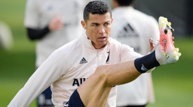 Ronaldo tặng cả đội Juventus iMac sau khi nhận thẻ đỏ