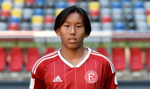 Simon Như Thông Vũ trong màu áo Düsseldorf.