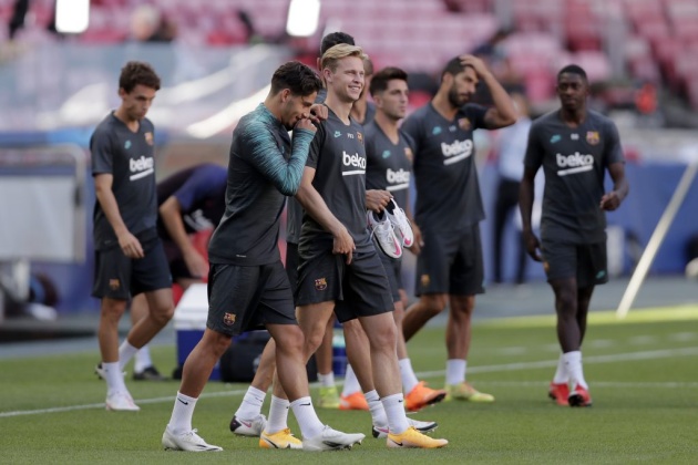 Reis khi còn khoác áo Barcelona (đứng cạnh Frenkie de Jong).