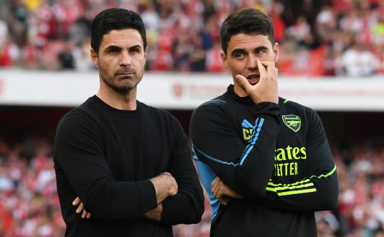 HLV Mikel Arteta và trợ lý Carlos Cuesta.