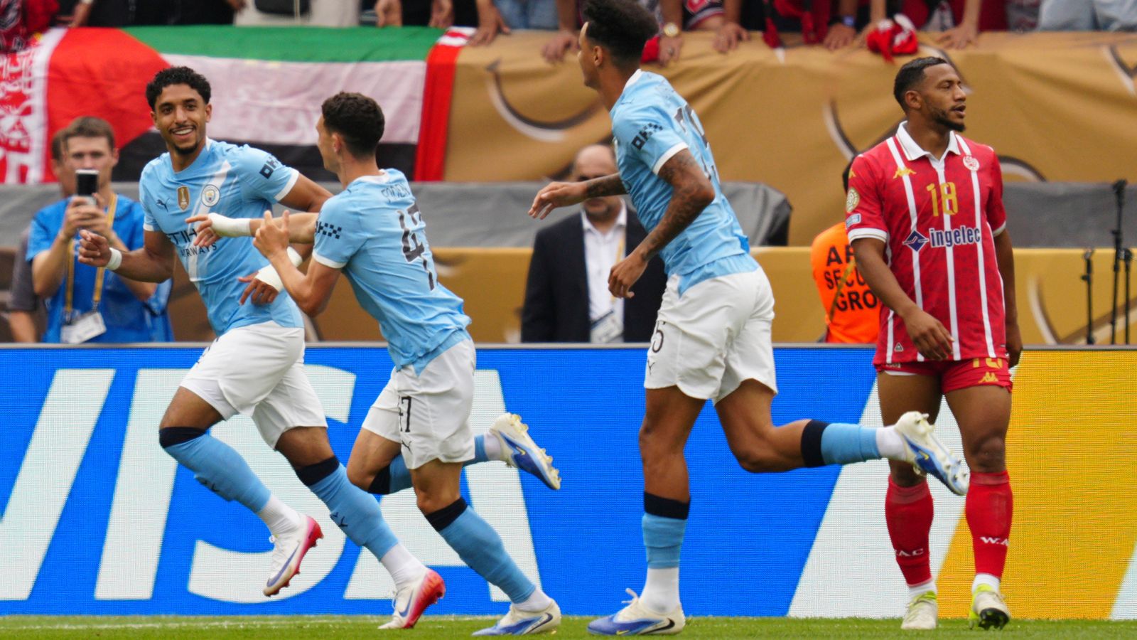 Man City chiến thắng, Foden gây tranh cãi vì hành động với Cherki