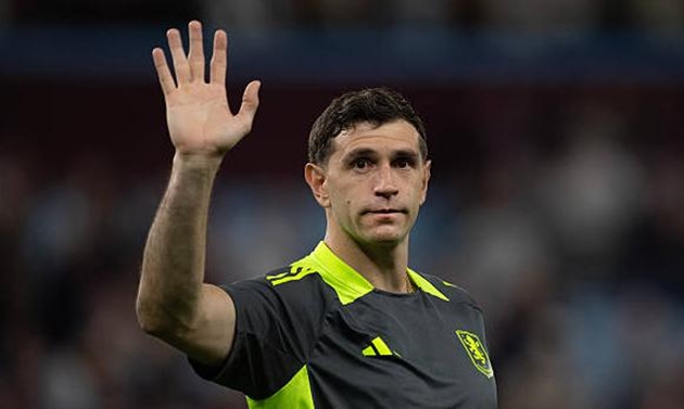 Emiliano Martinez muốn tới Manchester United hè này.