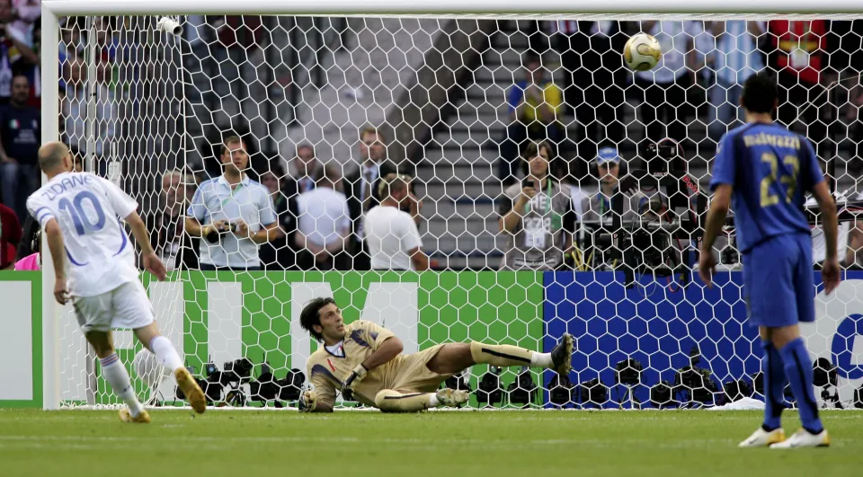Zidane tạo ra khoảnh khắc bất tử từ cú sút Panenka.