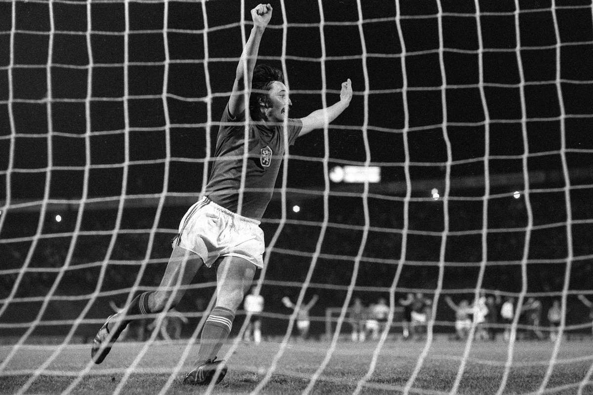 Panenka đánh bại Maier đưa Tiệp Khắc lên ngôi vô địch.