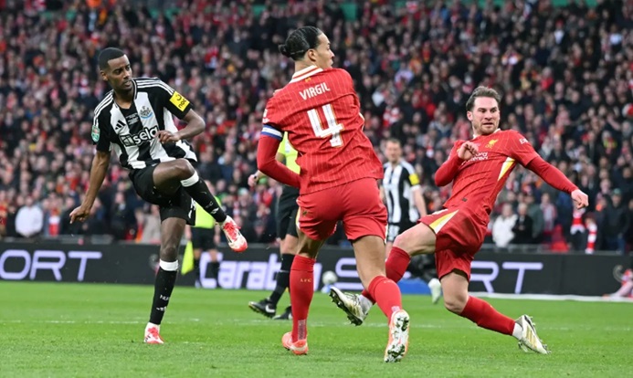 3 nhà báo chỉ ra kịch bản duy nhất giúp Liverpool chiêu mộ Isak