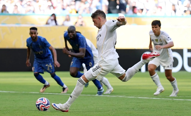 Valverde vừa đá hỏng phạt đền trước Al Hilal