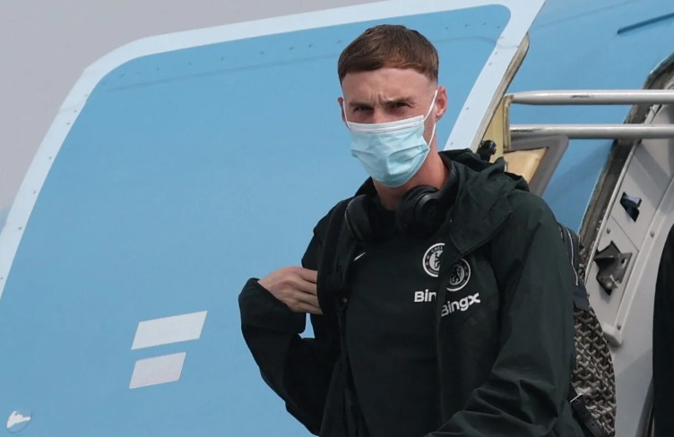 Cole Palmer lý giải việc mang khẩu trang khi di chuyển cùng Chelsea