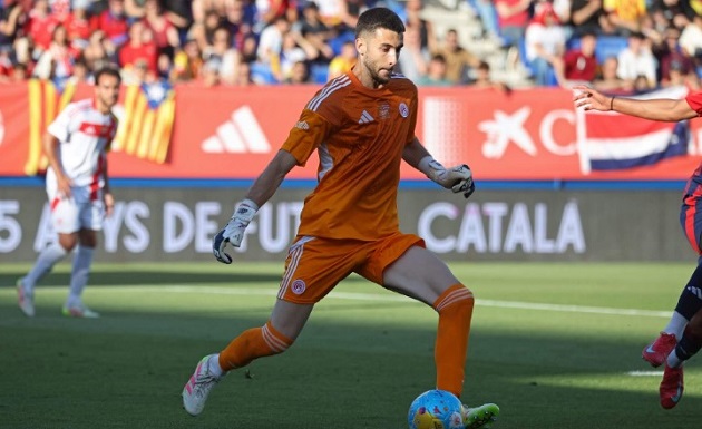 Joan Garcia và nội tình thương vụ đầu tiên của Barca hè 2025