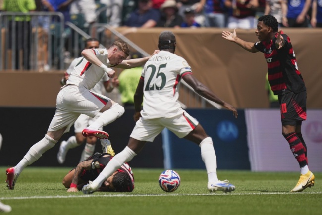 Nicolas Jackson nhận thẻ đỏ, Chelsea 'phơi áo' trước Flamengo
