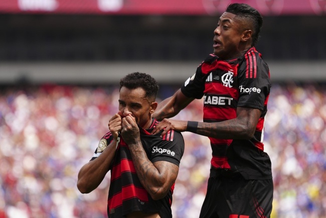 Danilo ghi bàn thứ 2 cho Flamengo.