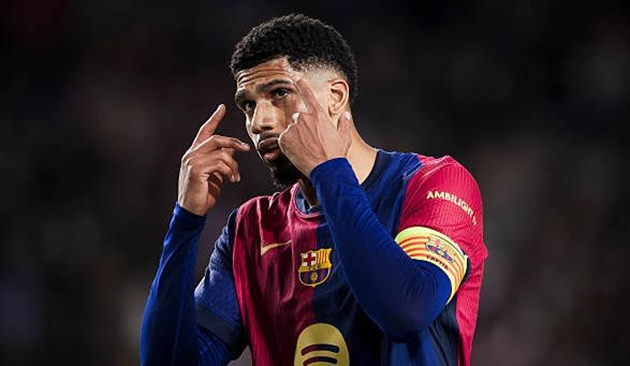 Ronald Araujo vẫn cần thiết với hàng phòng ngự Barcelona.