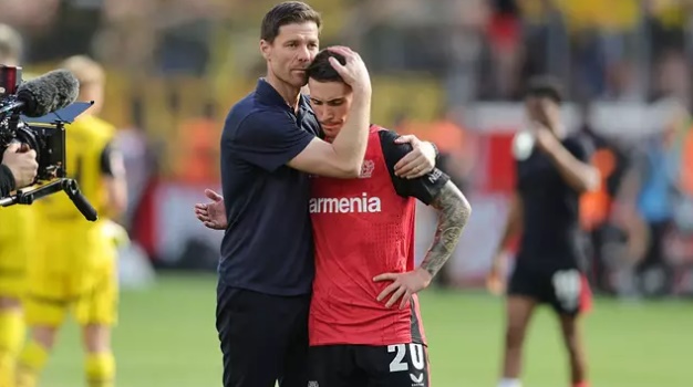 Alonso chọn Grimaldo, MU mất cơ hội nhận tiền chia sẻ